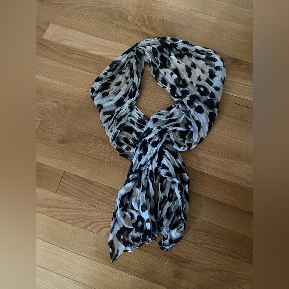 SCARF Black and White 60 x 17 Crepe NEW NWOT